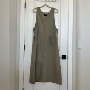 Elegant Midi Dress with Side Buttons